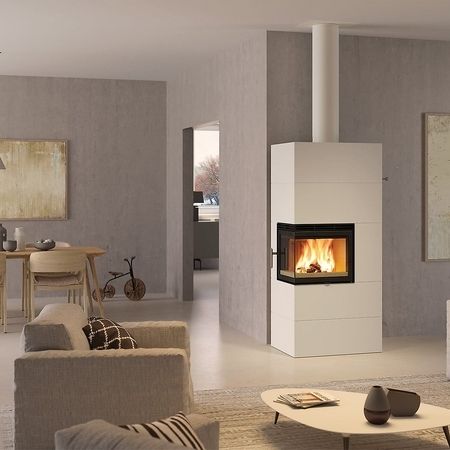 Modernes Wohnzimmer mit einem eleganten weißen Ofen mit sichtbarer Flamme, stilvollen Sofas, einem Essbereich und künstlerischem Dekor.