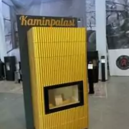 Modernes, vertikales Kamindisplay in leuchtendem Gelb mit einer großen Glasfront mit dem Schriftzug "Kaminpalast" vor einem hellen Hintergrund.