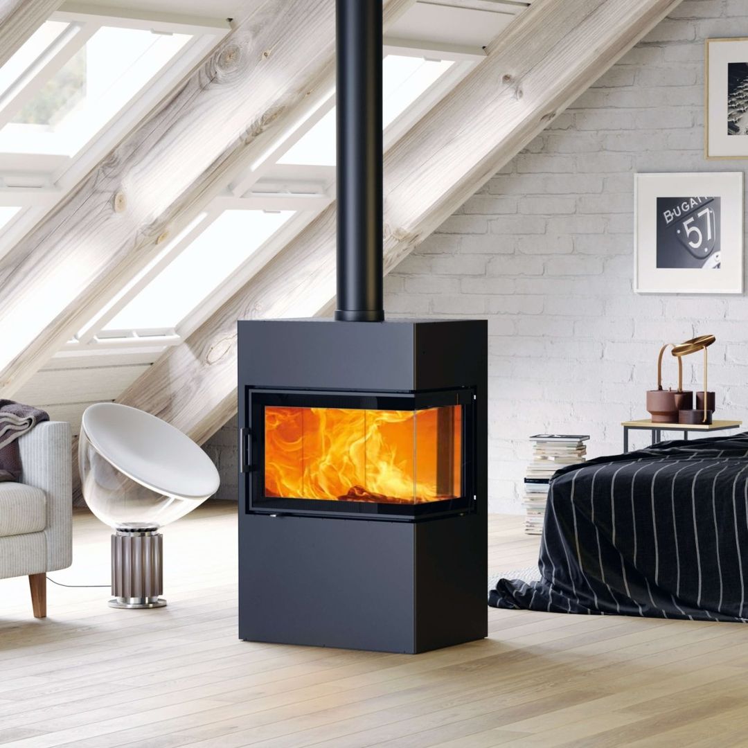 Ein moderner schwarzer Kamin mit Glasfront, in dem ein leuchtendes Flammenspiel zu sehen ist, in einem stilvollen Dachgeschosszimmer mit Holzbalken und gemütlicher Einrichtung.