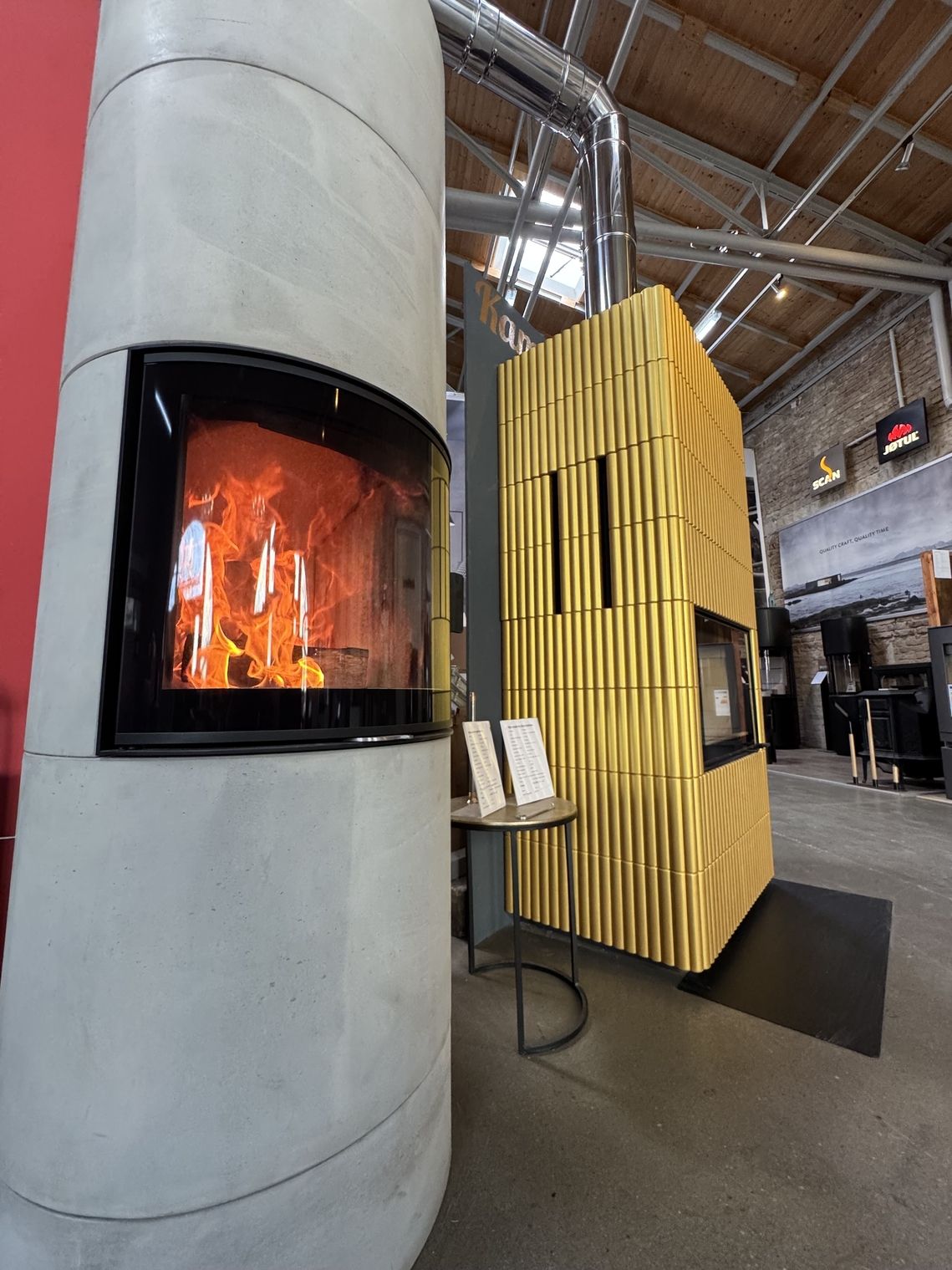 Ein modernes Kamindisplay mit einem eleganten gelben und grauen Design