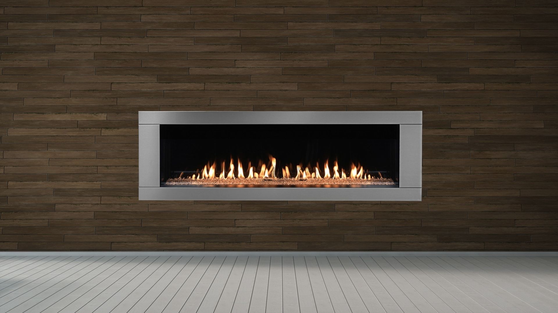 Moderner Gaskamin mit einem eleganten silbernen Rahmen, glühenden Flammen und einem strukturierten Wandhintergrund aus dunklem Holz. Elegantes und gemütliches Ambiente.